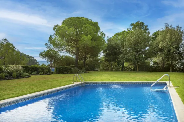 Casa adosada con jardín privado y piscina comunitaria en Llafranc, a tan sólo  400 m de la playa.