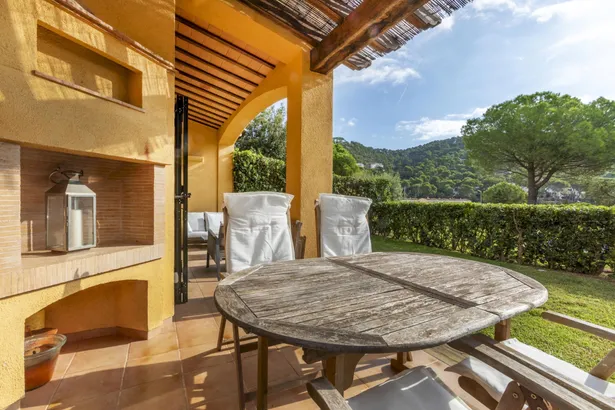 Casa adosada con jardín privado y piscina comunitaria en Llafranc, a tan sólo  400 m de la playa.
