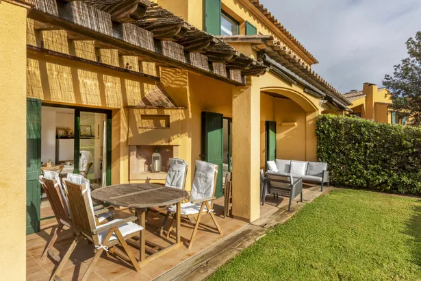 Casa adosada con jardín privado y piscina comunitaria en Llafranc, a tan sólo  400 m de la playa.