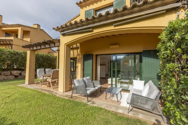 Casa adosada con jardín privado y piscina comunitaria en Llafranc, a tan sólo  400 m de la playa.