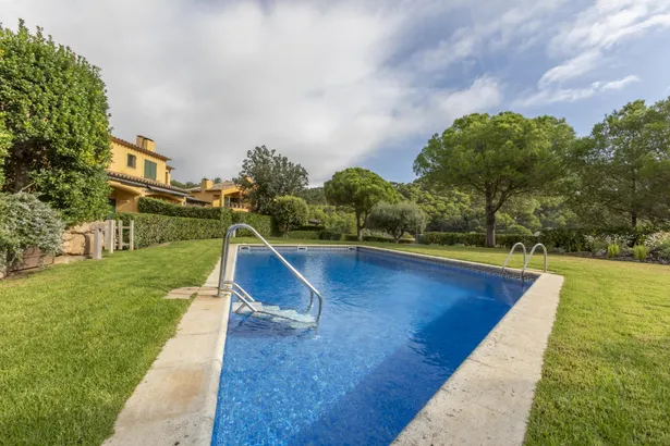 Casa adosada con jardín privado y piscina comunitaria en Llafranc, a tan sólo  400 m de la playa.