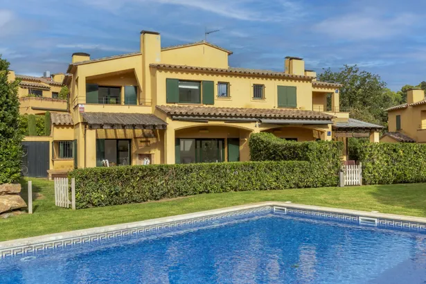 Casa adosada con jardín privado y piscina comunitaria en Llafranc, a tan sólo  400 m de la playa.