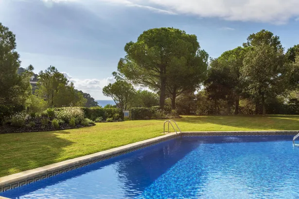 Casa adosada con jardín privado y piscina comunitaria en Llafranc, a tan sólo  400 m de la playa.