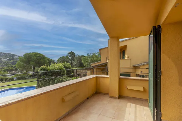 Casa adosada con jardín privado y piscina comunitaria en Llafranc, a tan sólo  400 m de la playa.