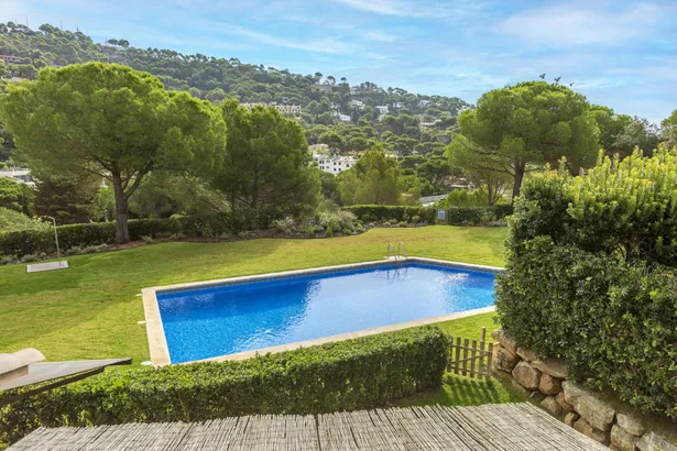 Casa adosada con jardín privado y piscina comunitaria en Llafranc, a tan sólo  400 m de la playa.