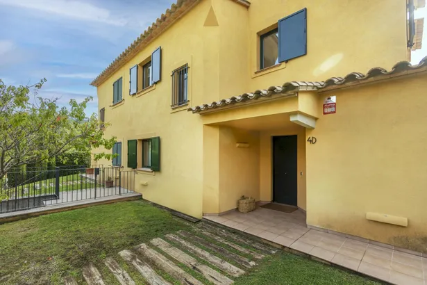 Casa adosada con jardín privado y piscina comunitaria en Llafranc, a tan sólo  400 m de la playa.