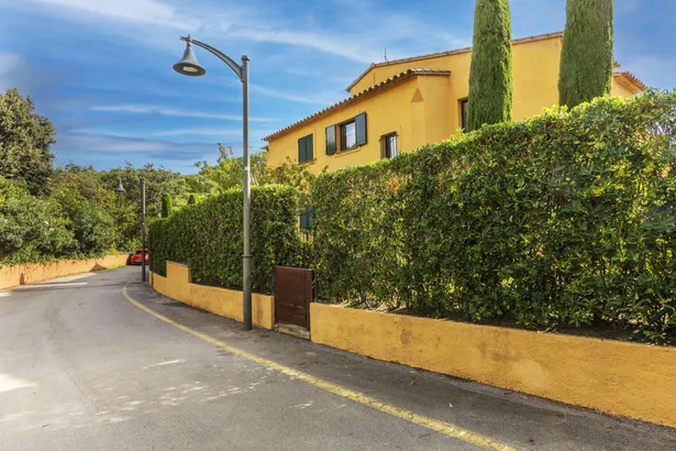 Casa adosada con jardín privado y piscina comunitaria en Llafranc, a tan sólo  400 m de la playa.
