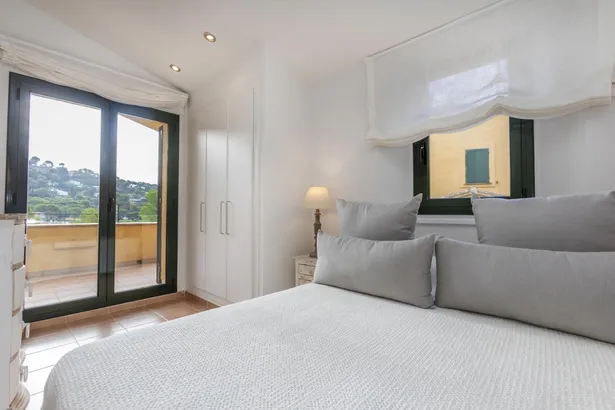 Casa adosada con jardín privado y piscina comunitaria en Llafranc, a tan sólo  400 m de la playa.