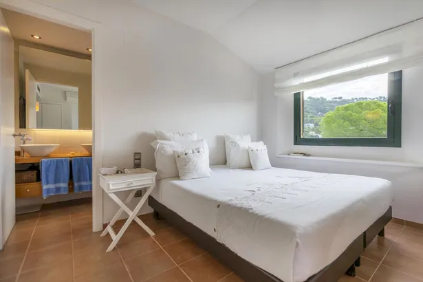 Casa adosada con jardín privado y piscina comunitaria en Llafranc, a tan sólo  400 m de la playa.