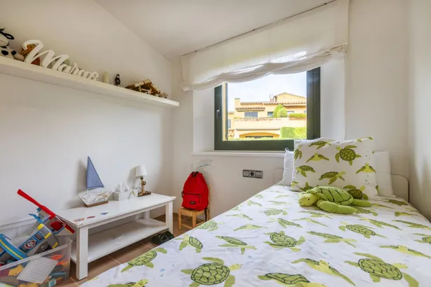 Casa adosada con jardín privado y piscina comunitaria en Llafranc, a tan sólo  400 m de la playa.