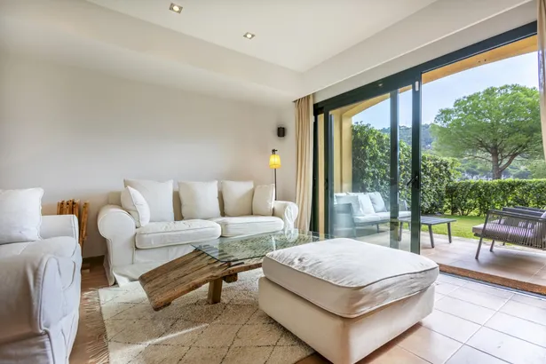 Casa adosada con jardín privado y piscina comunitaria en Llafranc, a tan sólo  400 m de la playa.