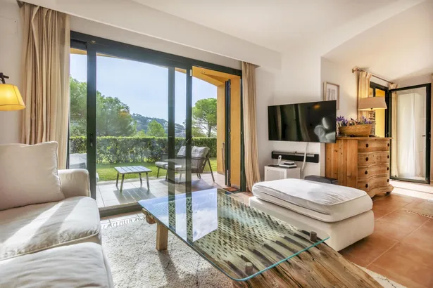 Casa adosada con jardín privado y piscina comunitaria en Llafranc, a tan sólo  400 m de la playa.