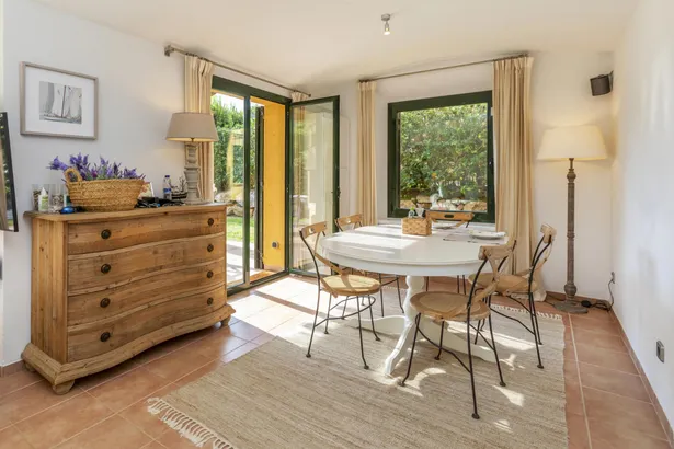 Casa adosada con jardín privado y piscina comunitaria en Llafranc, a tan sólo  400 m de la playa.