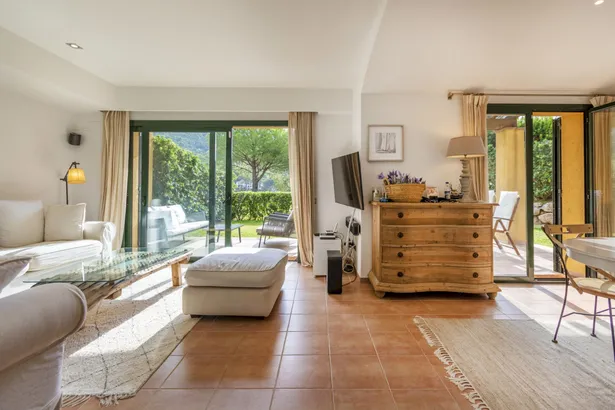 Casa adosada con jardín privado y piscina comunitaria en Llafranc, a tan sólo  400 m de la playa.