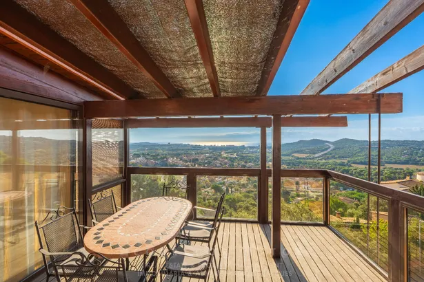 Panoràmiques, llum i tranquil·litat al cor de la Costa Brava.