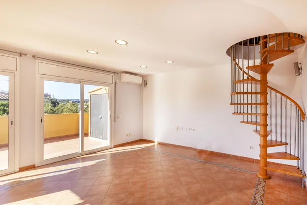 Dúplex amb terrassa i vistes obertes
