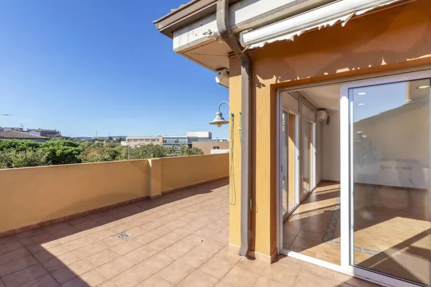 Dúplex amb terrassa i vistes obertes