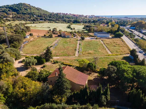 Masia amb vistes al mar i 14.000 m² de parcel·la