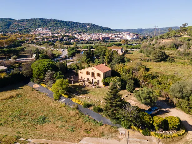 Masia amb vistes al mar i 14.000 m² de parcel·la
