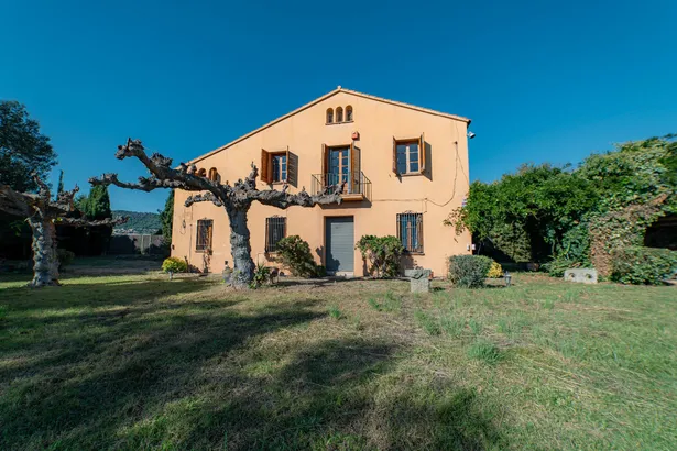 Masia amb vistes al mar i 14.000 m² de parcel·la