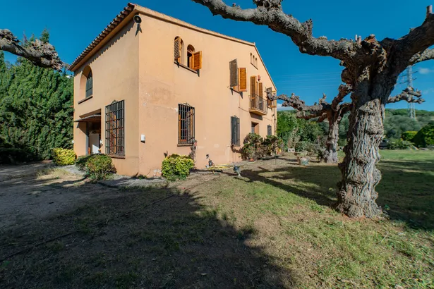 Masia amb vistes al mar i 14.000 m² de parcel·la