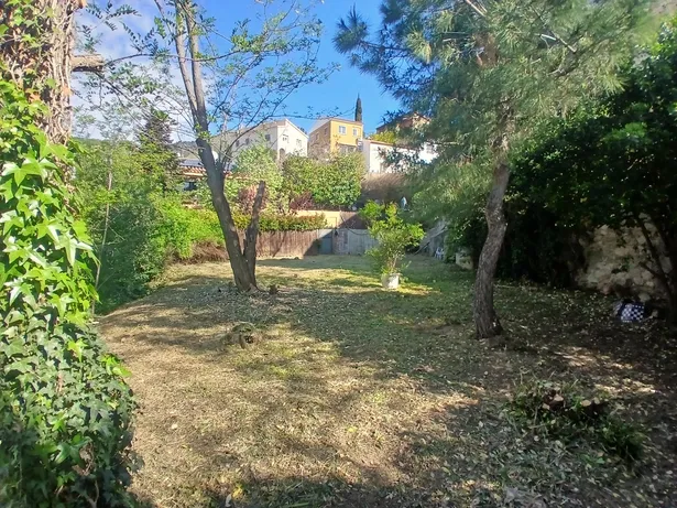 Parcela edificable en el centro de Cabrera de Mar con anteproyecto de vivienda unifamiliar de 384 m²