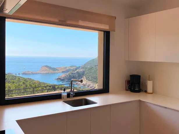 Casa adossada amb vistes al mar a Begur, Aiguafreda.