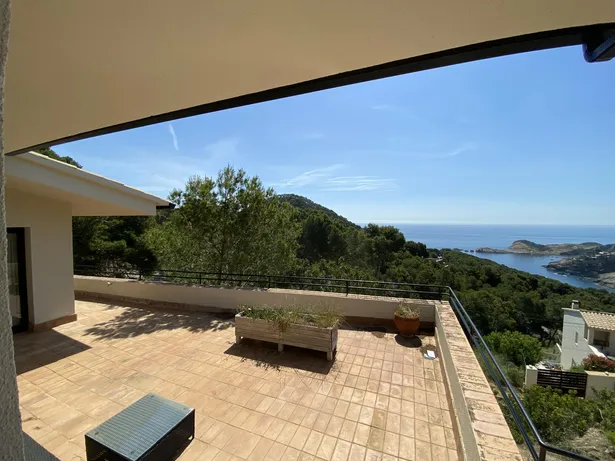 Casa adossada amb vistes al mar a Begur, Aiguafreda.