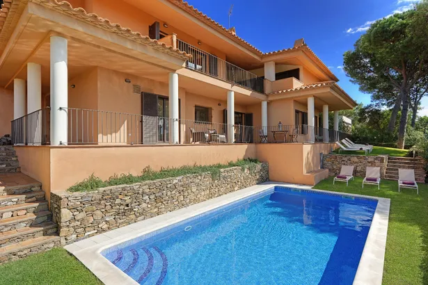 Magnífica villa de lujo en un entorno muy tranquilo con piscina y amplio jardín en Tamariu.