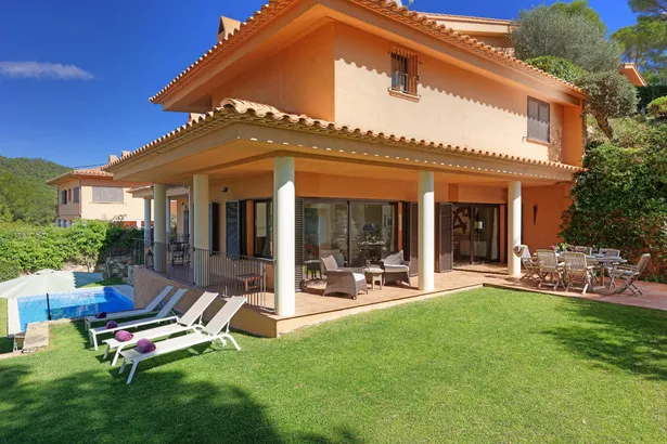 Magnífica villa de lujo en un entorno muy tranquilo con piscina y amplio jardín en Tamariu.