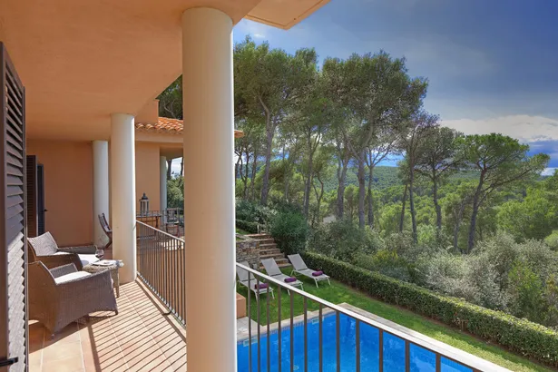 Magnífica villa de lujo en un entorno muy tranquilo con piscina y amplio jardín en Tamariu.