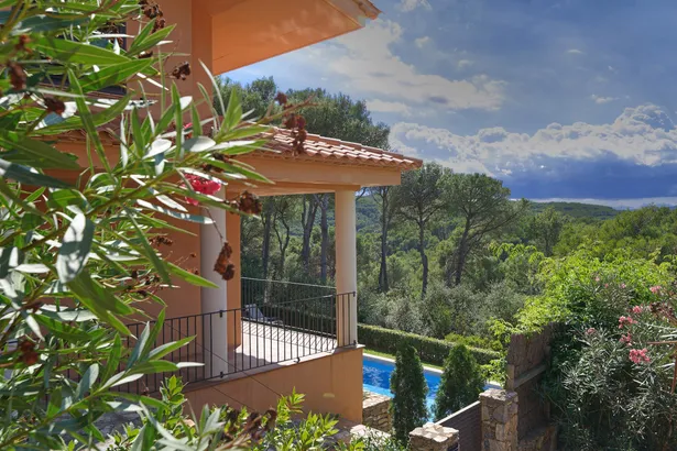 Magnífica villa de lujo en un entorno muy tranquilo con piscina y amplio jardín en Tamariu.