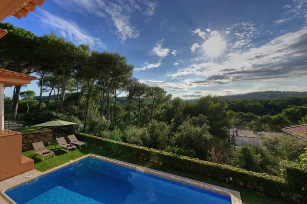 Magnífica villa de lujo en un entorno muy tranquilo con piscina y amplio jardín en Tamariu.