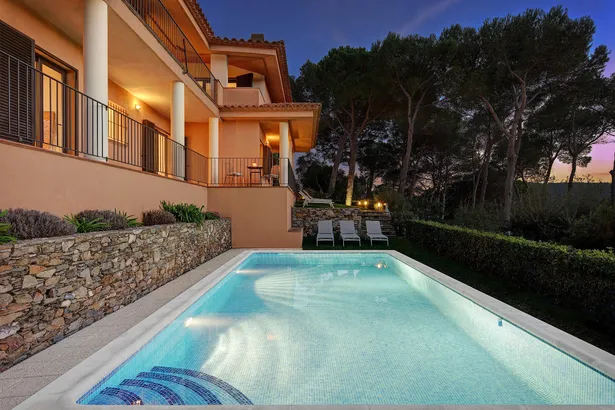 Magnífica villa de lujo en un entorno muy tranquilo con piscina y amplio jardín en Tamariu.