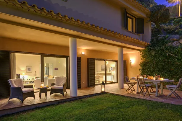 Magnífica villa de lujo en un entorno muy tranquilo con piscina y amplio jardín en Tamariu.