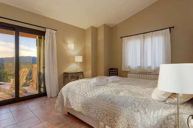 Magnífica villa de lujo en un entorno muy tranquilo con piscina y amplio jardín en Tamariu.