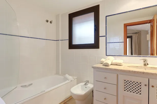 Magnífica villa de lujo en un entorno muy tranquilo con piscina y amplio jardín en Tamariu.