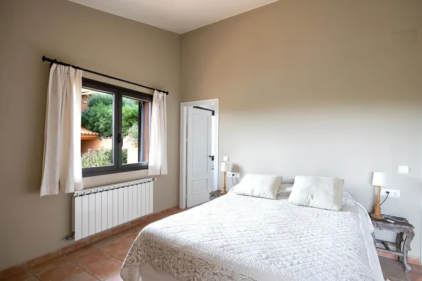 Magnífica villa de lujo en un entorno muy tranquilo con piscina y amplio jardín en Tamariu.