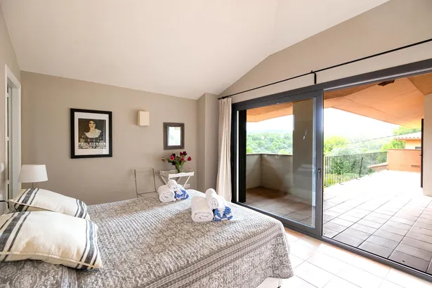 Magnífica villa de lujo en un entorno muy tranquilo con piscina y amplio jardín en Tamariu.