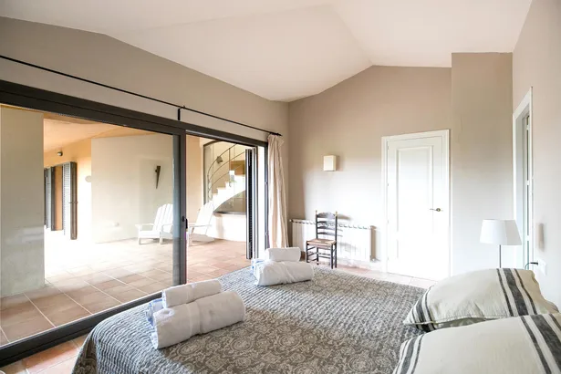 Magnífica villa de lujo en un entorno muy tranquilo con piscina y amplio jardín en Tamariu.