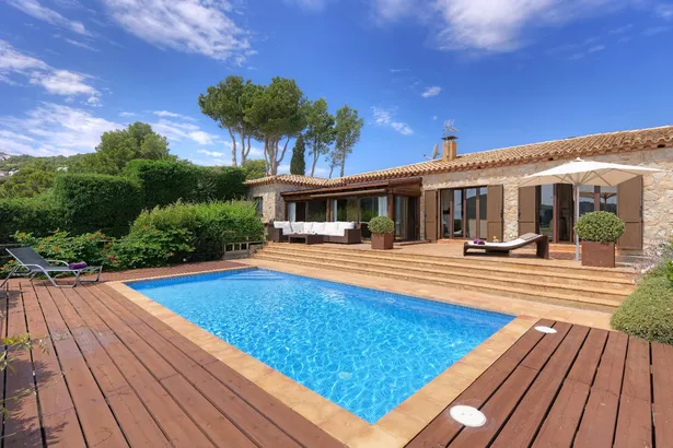 Meravellosa vila de pedra, piscina privada i boniques vistes al mar, a 500 m de la platja de Sa Riera