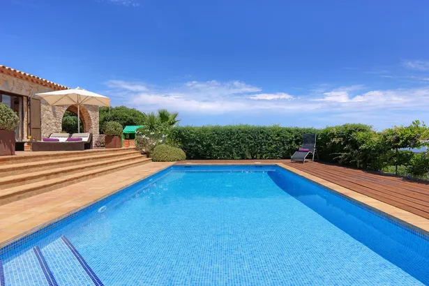 Meravellosa vila de pedra, piscina privada i boniques vistes al mar, a 500 m de la platja de Sa Riera