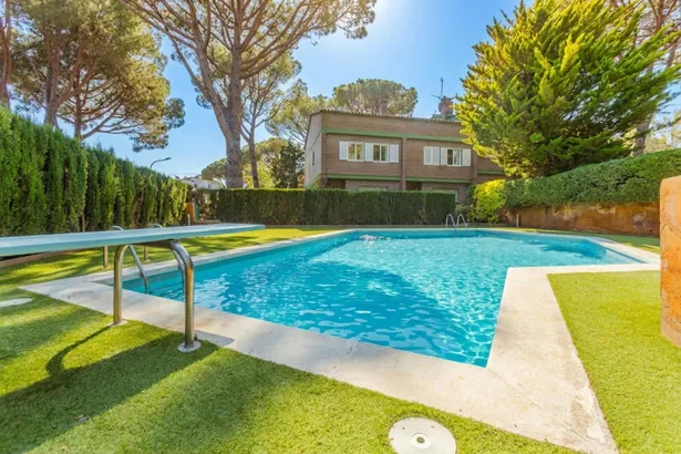 Casa  adossada a Llafranc a tan sols 500 metres de la platja