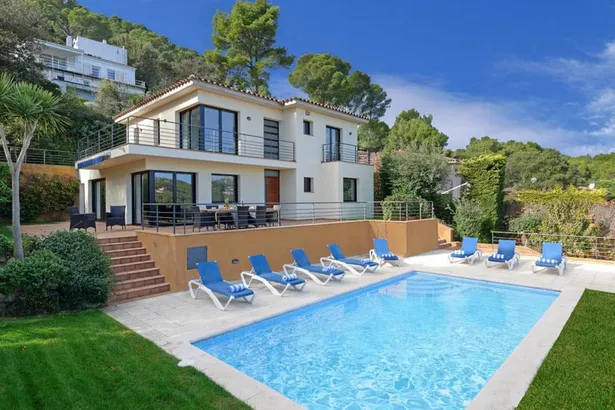 Casa unifamiliar amb vistes al mar a un pas de la platja de Tamariu