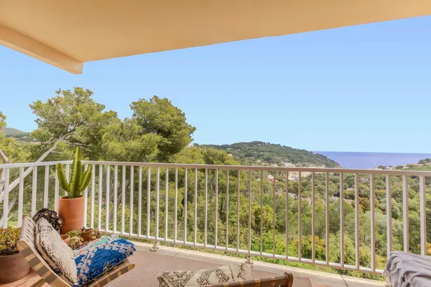 Exclusiva oportunitat a Tamariu — Apartament totalment reformat amb vistes al mar