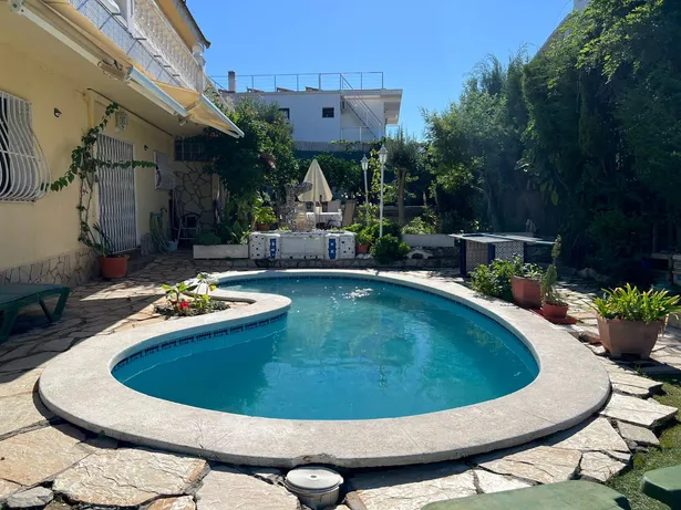 Casa a 4 vientos en la Urb. Les Carolines