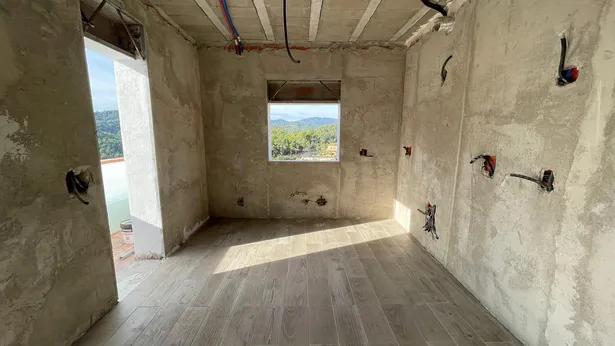 ¡Descubre tu próximo hogar en la encantadora urbanización La Vall en Santa Susanna!