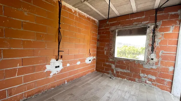 ¡Descubre tu próximo hogar en la encantadora urbanización La Vall en Santa Susanna!