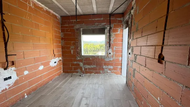 ¡Descubre tu próximo hogar en la encantadora urbanización La Vall en Santa Susanna!