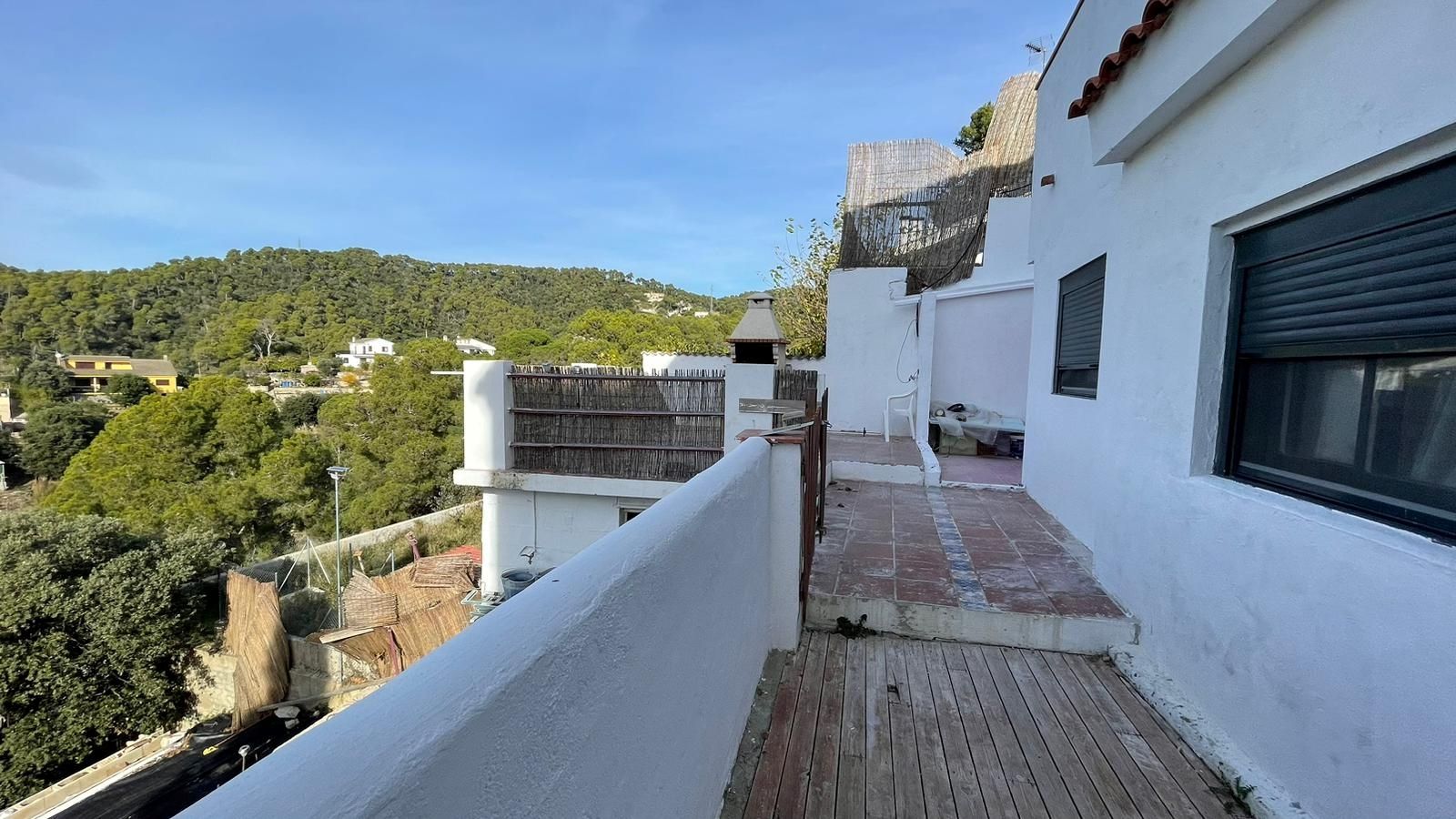 ¡Descubre tu próximo hogar en la encantadora urbanización La Vall en Santa Susanna!